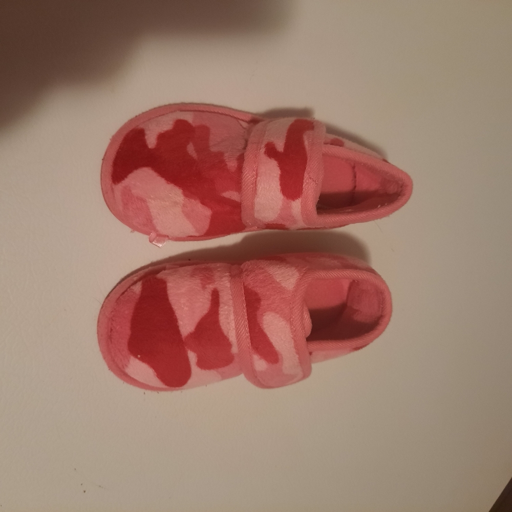 Girls Camo House Slippers - Picture 2 of 3